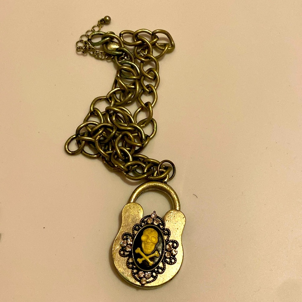 Hot Topic Skull Lock Necklace Vintage details
